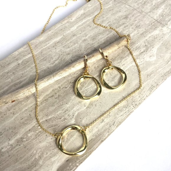Gold wavy Circle Necklace - Picture 4 of 6